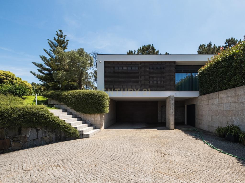 Luxuosa Moradia T4 com Piscina e Vista Panorâmica em Lousada - Image 2