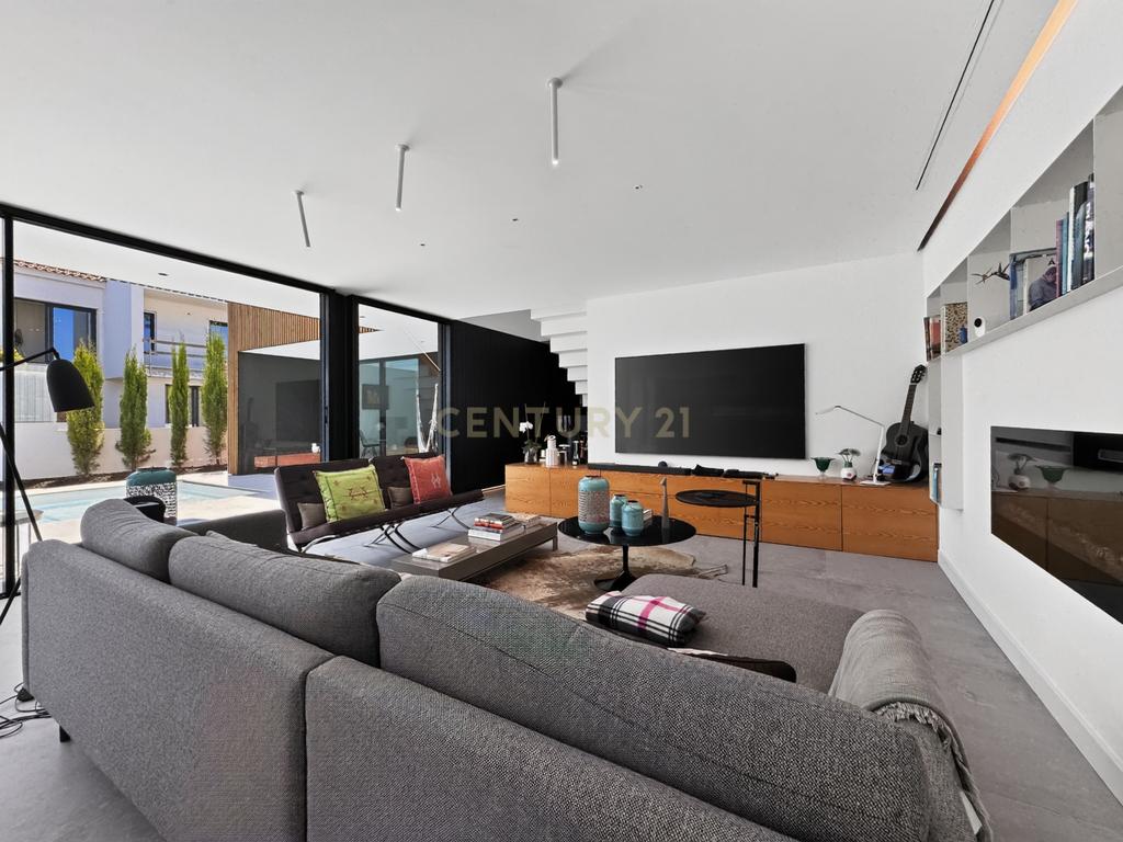 Moradia T3 de Excelência na Aroeira – Conforto, Elegância e Qualidade de Construção - Image 42