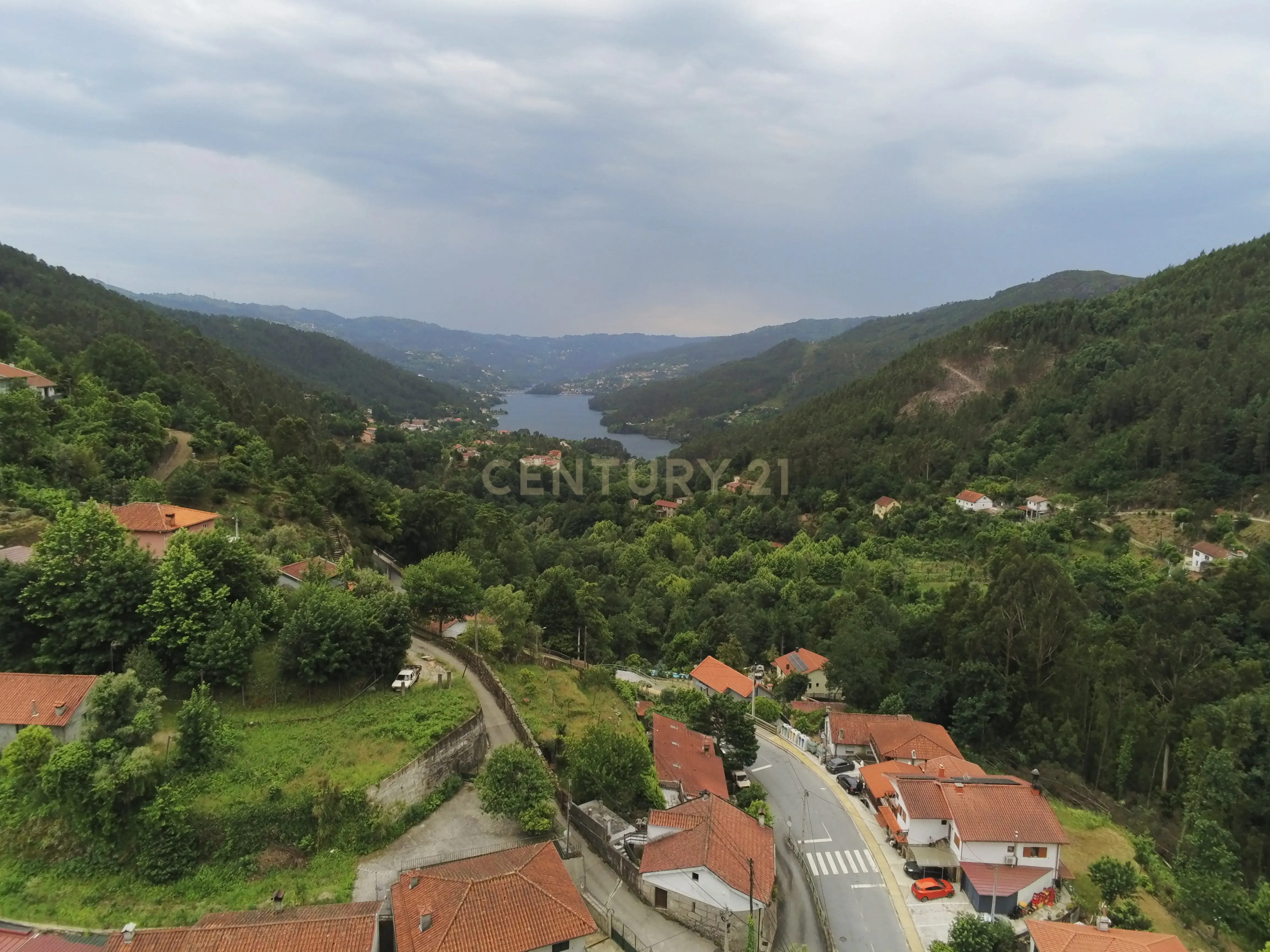 Fotografia 3 de Terreno Exclusivo no Centro da Vila do Gerês – 3.683 m² com Projeto Aprovado Moradia Térrea