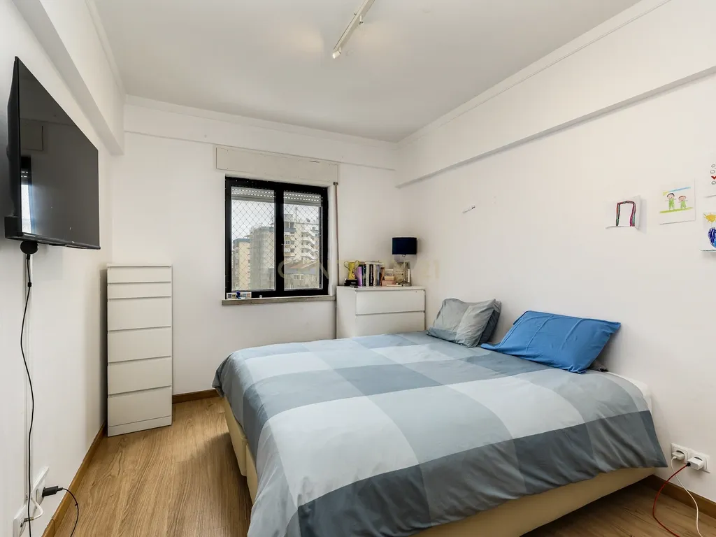 Apartamento T3 com lugar de garagem e arrecadação, situado em Benfica. - Image 3