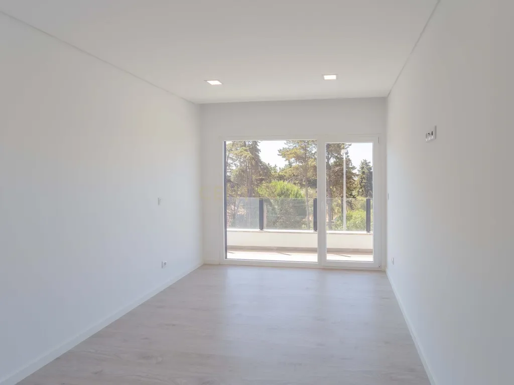 Oportunidade: Moradia T5 com jardim e piscina, na Sobreda, Almada. Em Venda! - Image 19