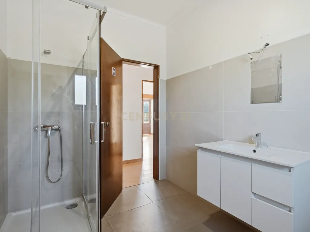 Moradia T7 de dois pisos com garagem, jardim e anexos | Terreno 894 m² na Paz em Mafra - Image 16