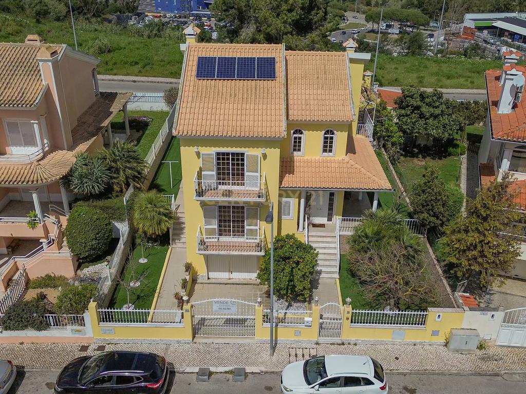 Moradia T4 Almada I Vale Flores I Piscina I Garagem - Image 1