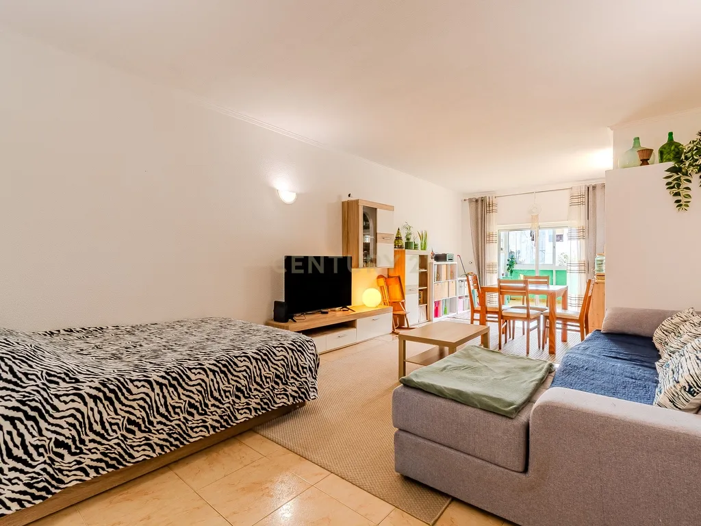Apartamento T1+2 com Terraço Amplo em Albufeira - Image 3