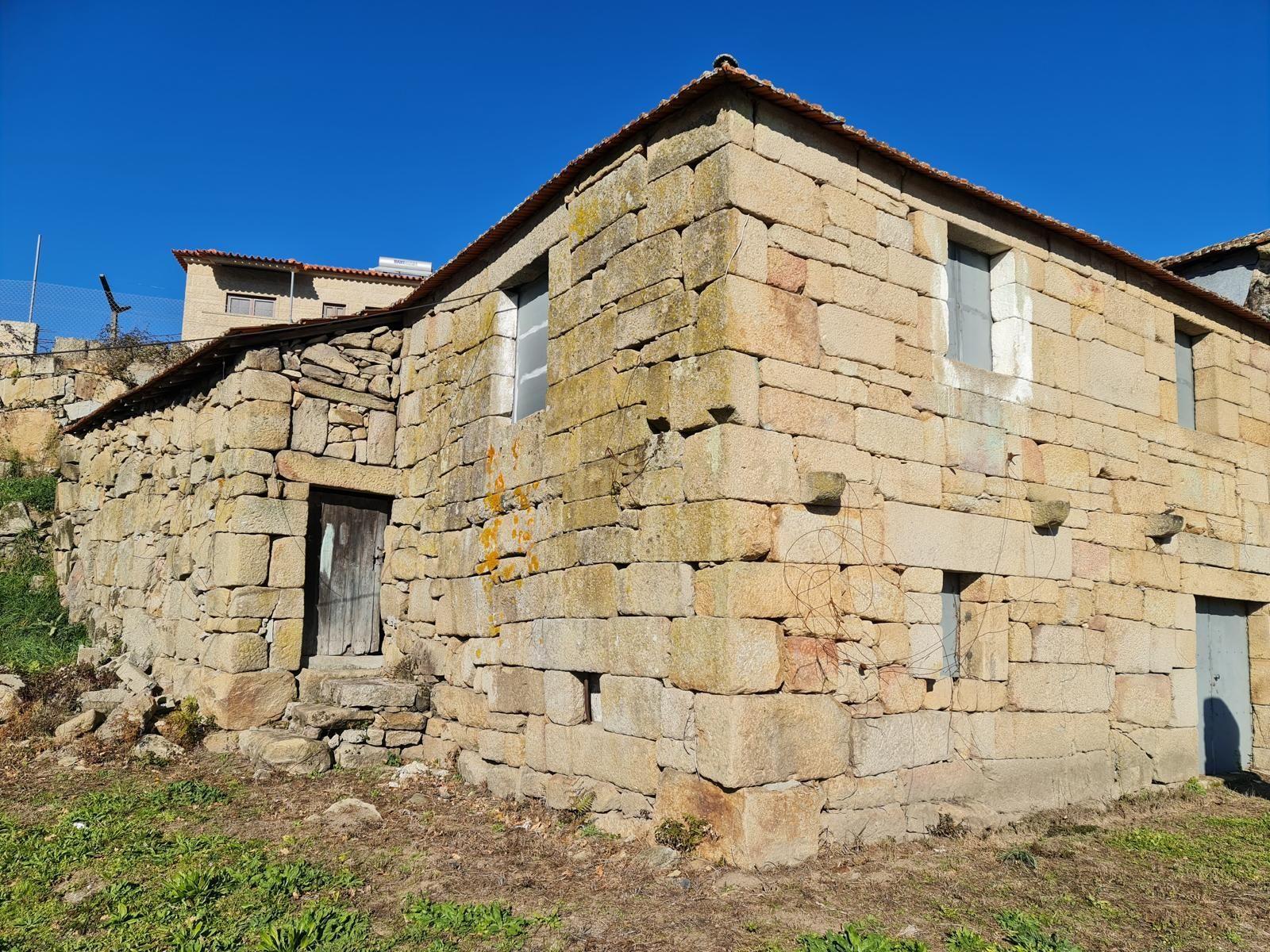 Fotografia 2 de Casa da Fonte, imovel com Apontamento historico para restauro