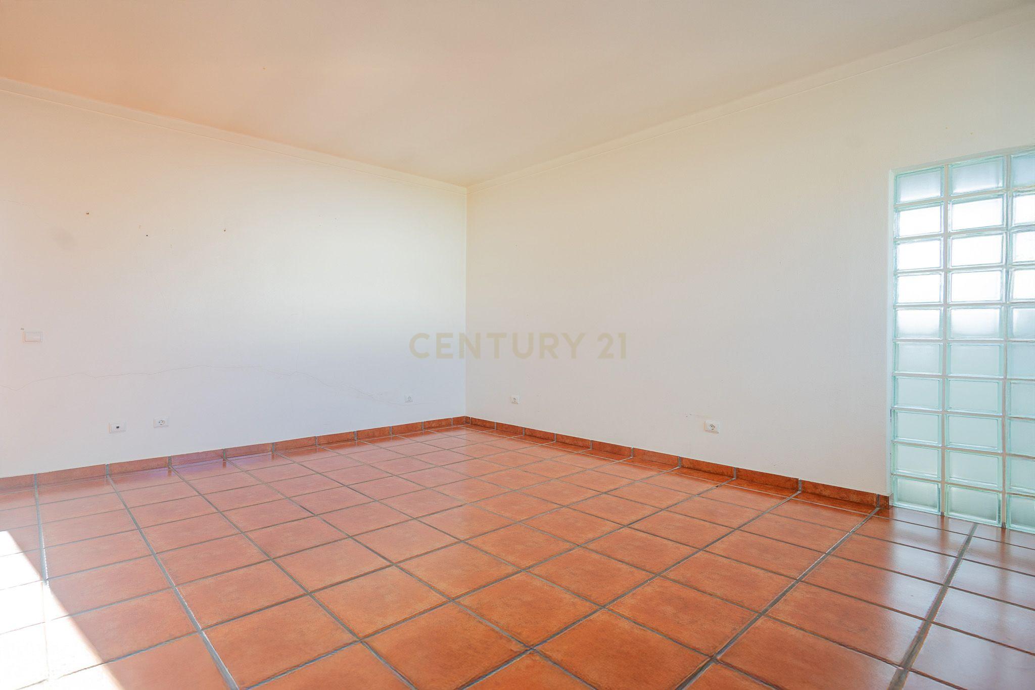 Moradia T5 com varanda coberta,terraço,piscina,jardim,poço,anexo e telheiro numa localização privilegada no centro de Lousã - Image 36