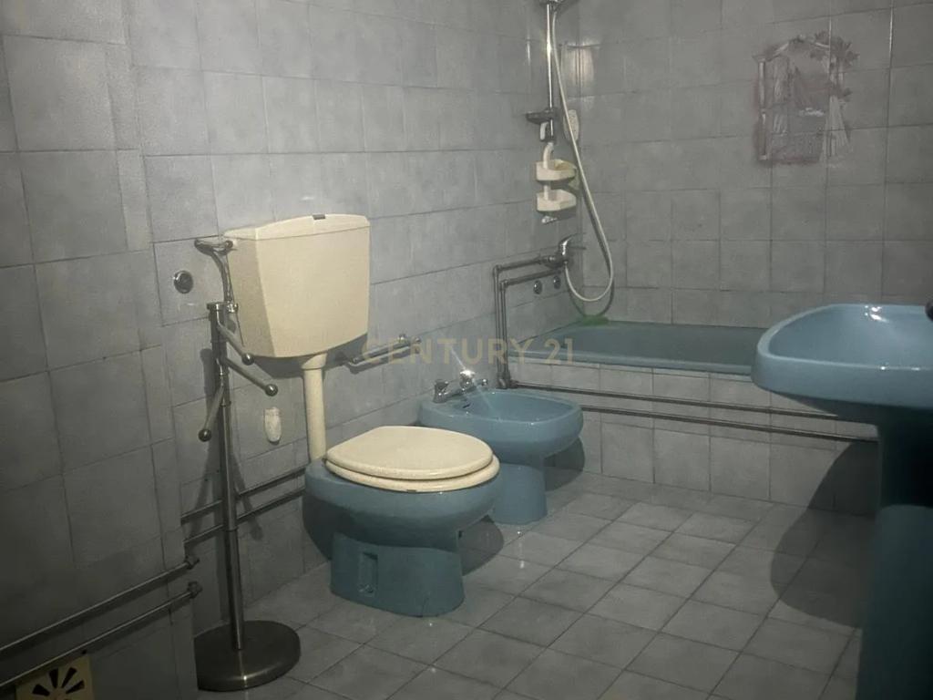 Apartamento T2 - Arrendamento - Bem localizado na Nazaré - Image 9
