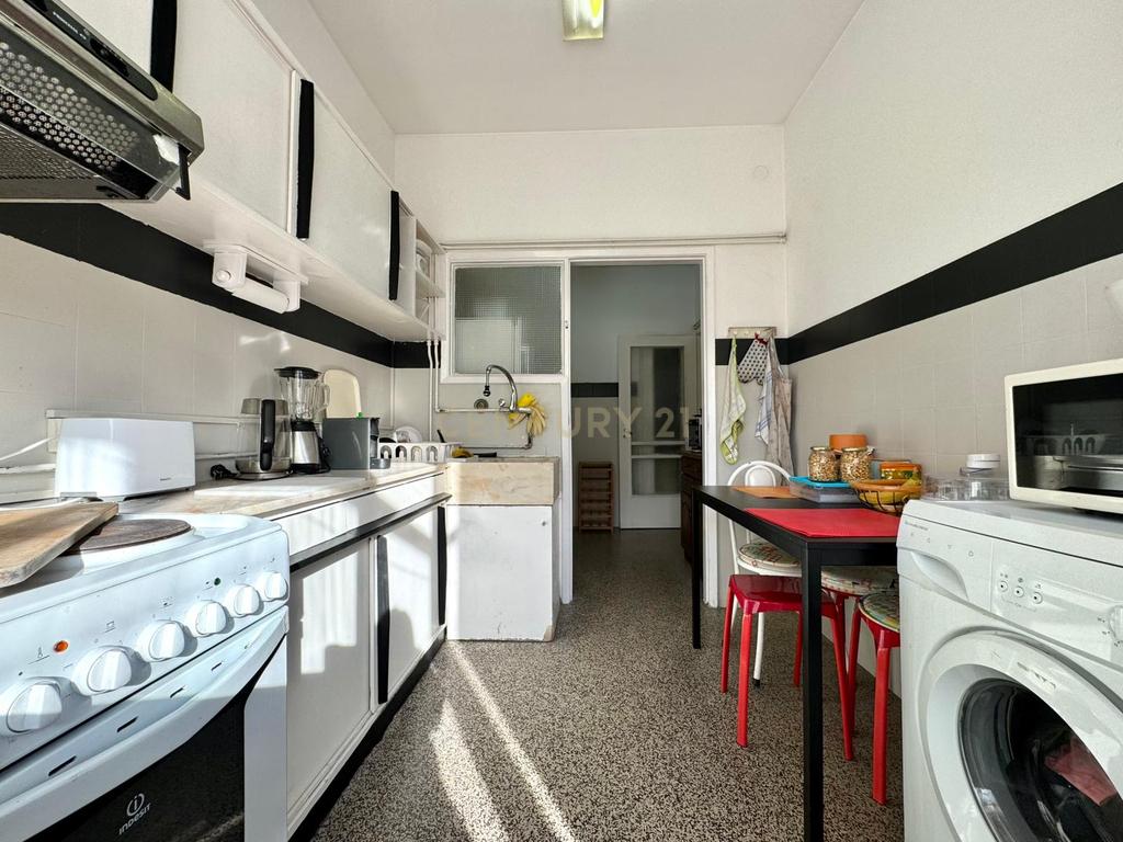 Fantástico Apartamento T2 com Varandas no Centro do Porto - Image 7