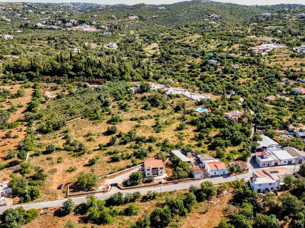 Terreno Rústico em Faro com Vista Panorâmica e Acesso Fácil - Image 8