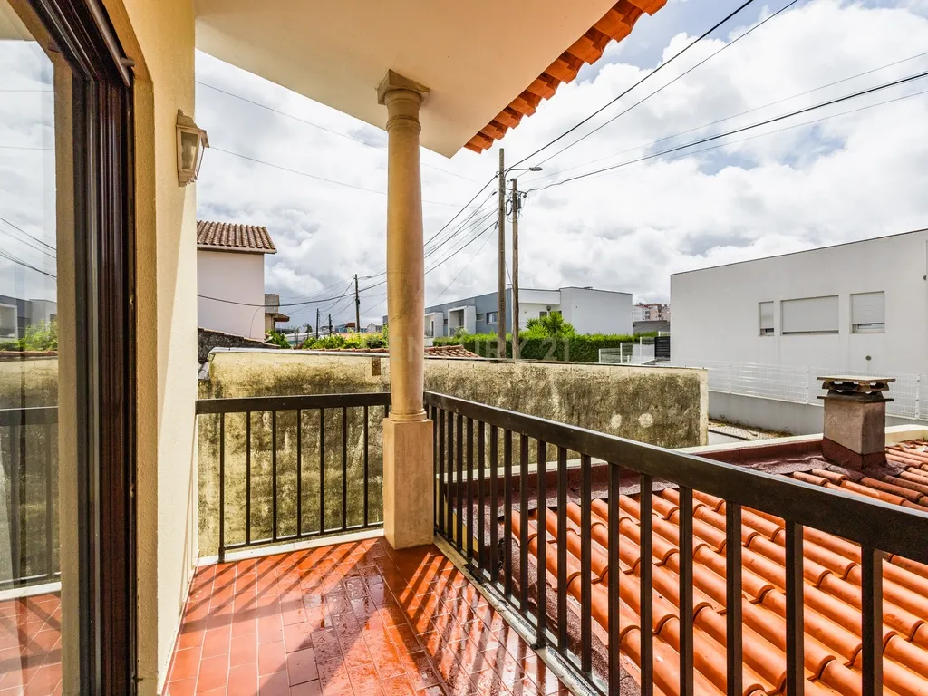Moradia individual T4 perto do centro da Cidade - Image 9