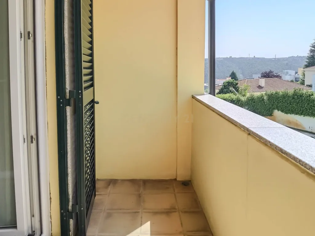 Luxuosa Moradia T3 em Gondomar com Vista Panorâmica e Piscina - Image 37