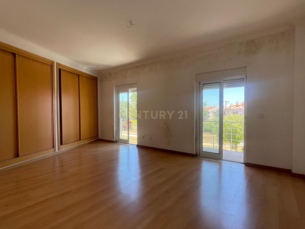 Apartamento T3, com Varanda, Arrecadação e 3 Lugares de estacionamento, no Pinhal Novo - Image 20