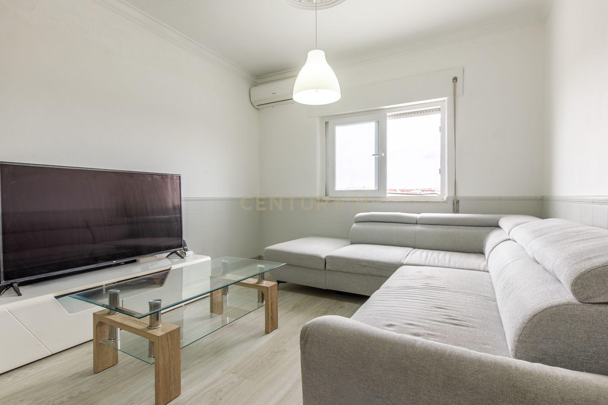 Fotografia 5 de Excelente Apartamento de 4 Assoalhadas com Terraço e Sótão Independente na Quinta do Conde.