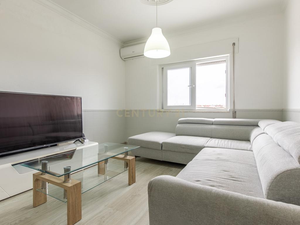 Excelente Apartamento de 4 Assoalhadas com Terraço e Sótão Independente na Quinta do Conde. - Image 5