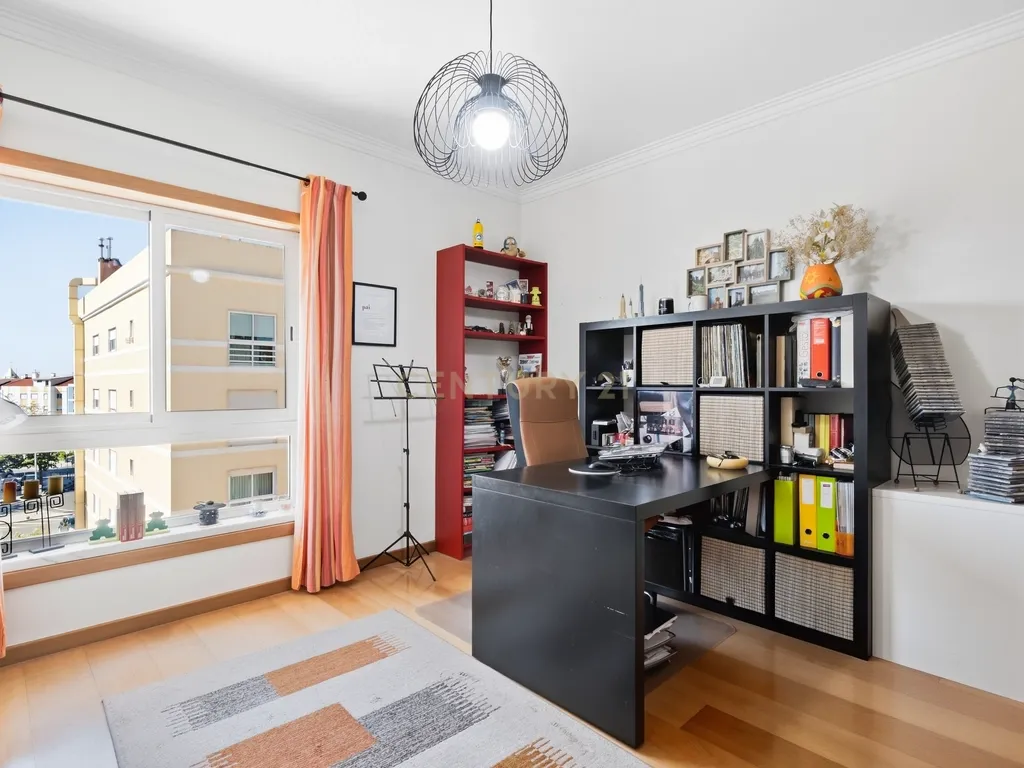 Apartamento T3 com 2 varandas, suíte e garagem no Cacém - Image 12