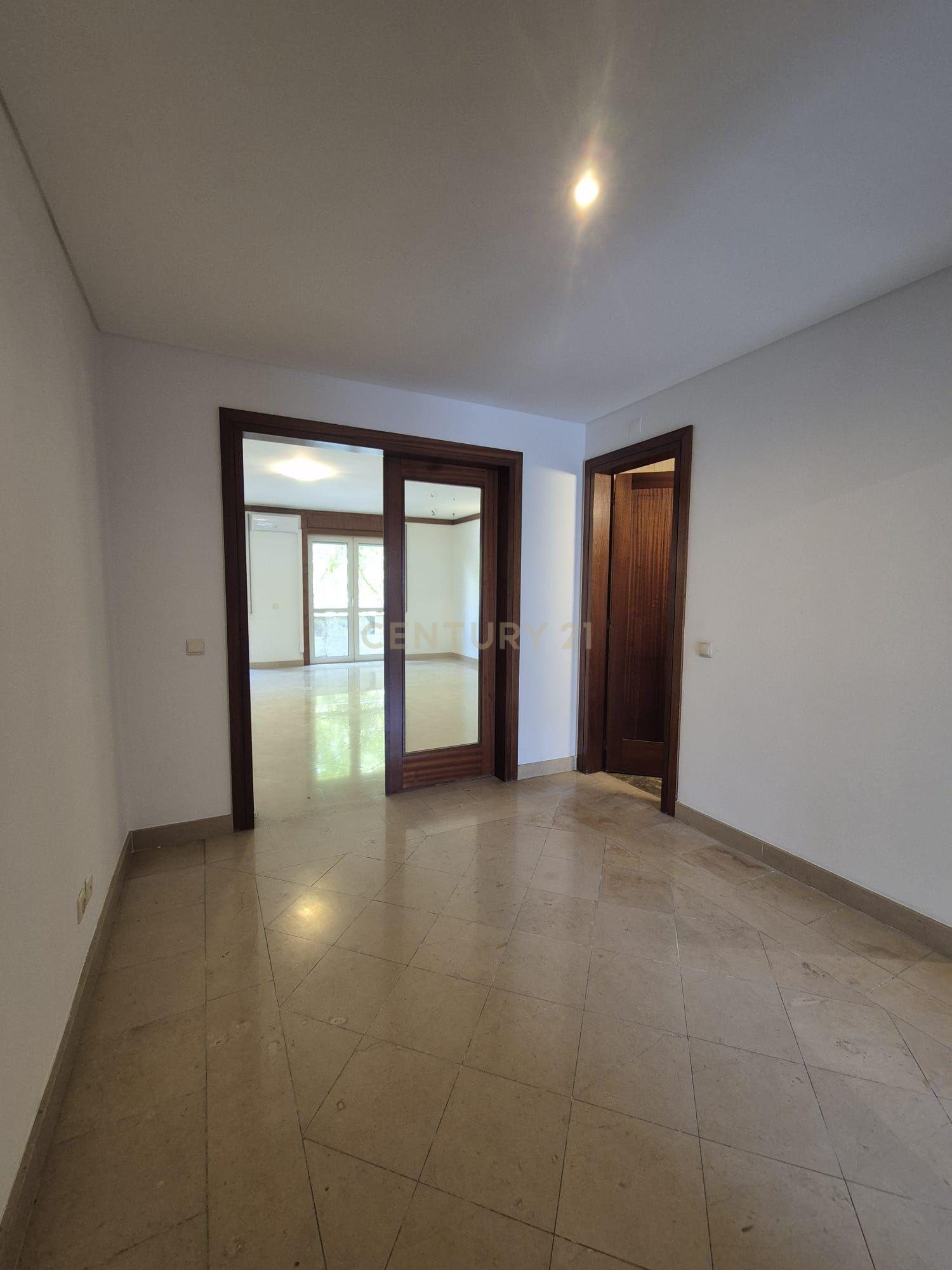 Fotografia 5 de Espaçoso Apartamento T4 no Parque das Nações, Lisboa, com Garagem