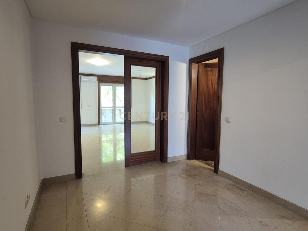 Espaçoso Apartamento T4 no Parque das Nações, Lisboa, com Garagem - Image 5
