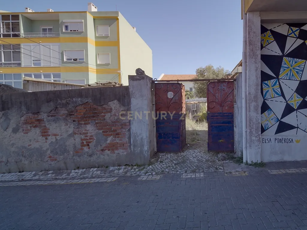 Moradia para reconstrução total lote 417m2 Venteira Rua 1º Dezembro - Image 11