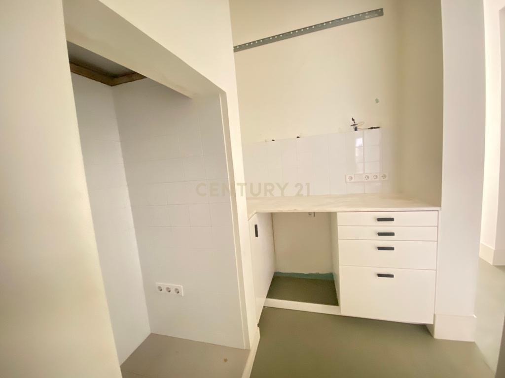 Apartamento T2 no centro de Lisboa - São Vicente, com um pequeno logradouro. - Image 16