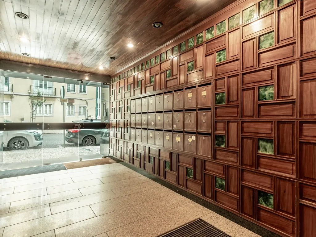 Apartamento T3 com elevador e garagem na Rua Luciano Cordeiro, em Lisboa - Image 3