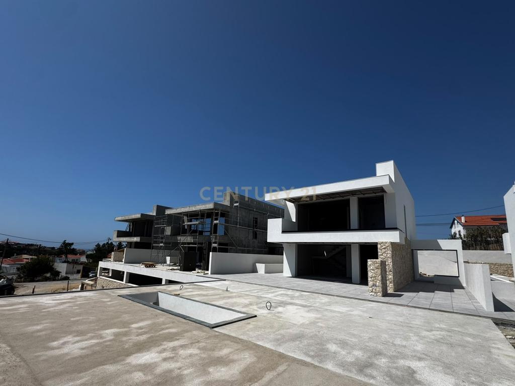 WEST RESIDENCES - IMOVEL DE LUXO - Moradia Isolada T3- 3 SUITES - Piscina/Jardim/Garagem Box para 3 viaturas - Image 3
