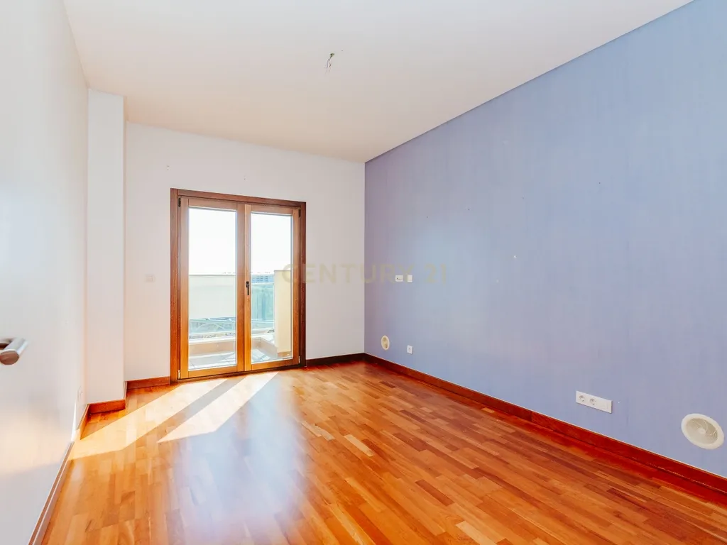 Apartamento T3 com vista da Varanda sobre o Rio Tejo nos Terraços da Ponte Sacavém - Image 18