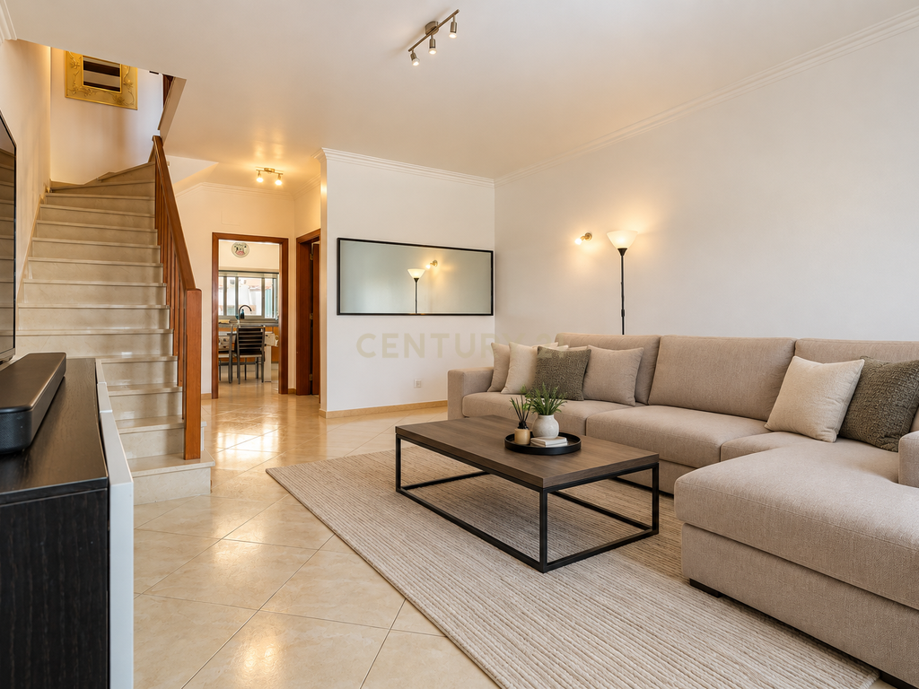 Moradia em Banda T3+1 com quintal e garagem em Zona Tranquila – Bacelos de Gaio, Seixal - Image 3