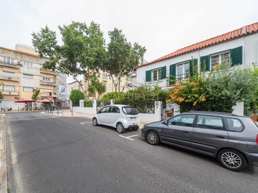 Moradia T3 + 1 Renovada com Jardim e Piscina em Penha de França, Lisboa - Image 4