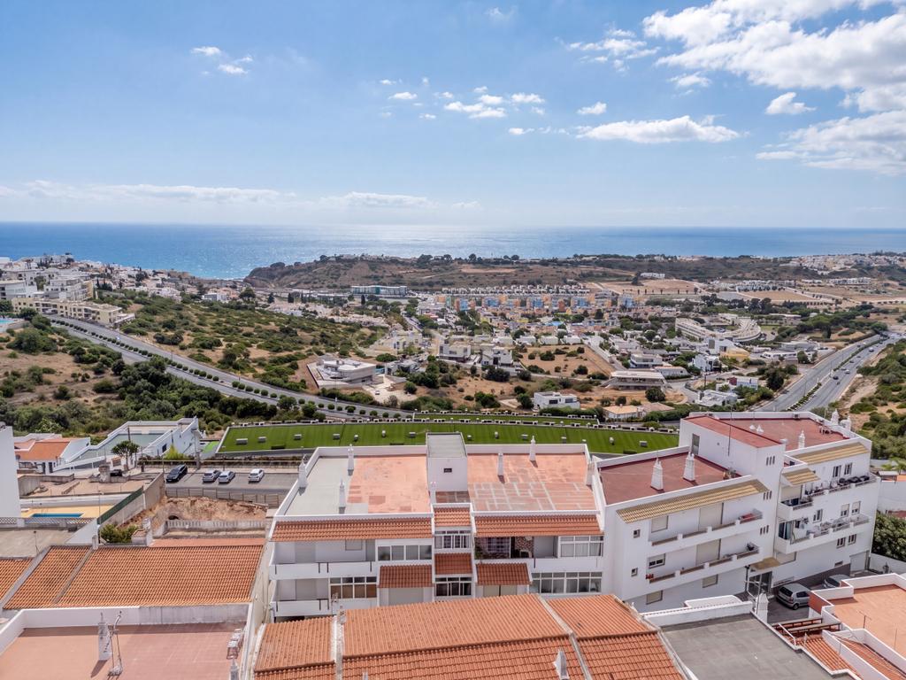 T0+1 Renovado com Armazém de 105 m² e Logradouro Privado em Albufeira - Image 3