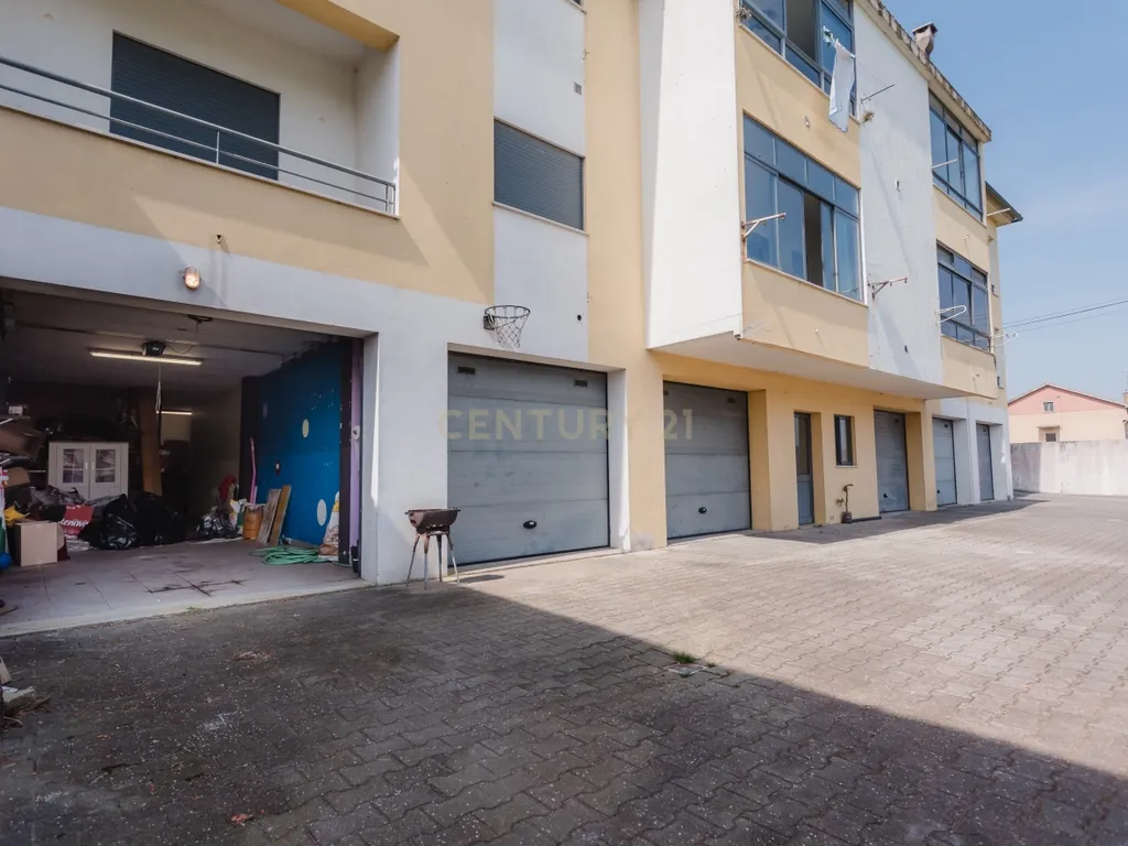 Apartamento T3 com áreas extraordinárias, garagem para 2 carros e perto da praia! - Image 29