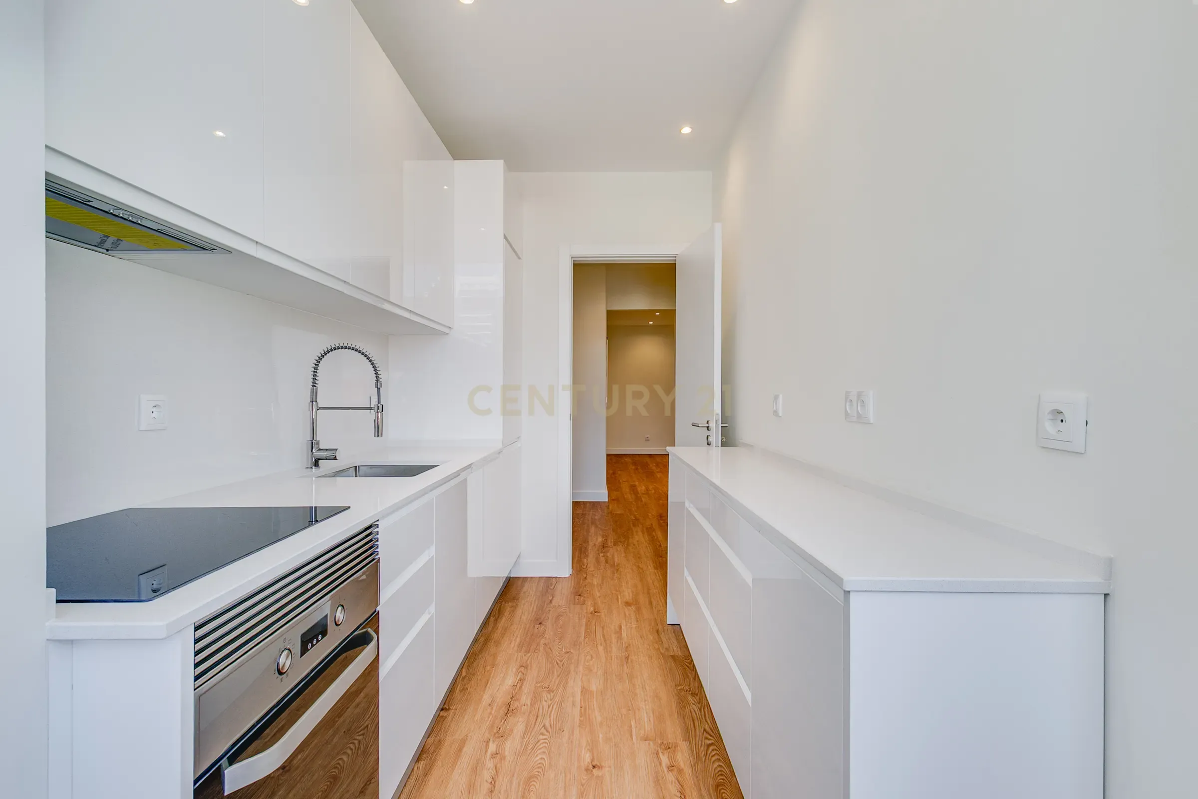 Apartamento T2 Remodelado em São Domingos de Benfica, Lisboa - Image 1