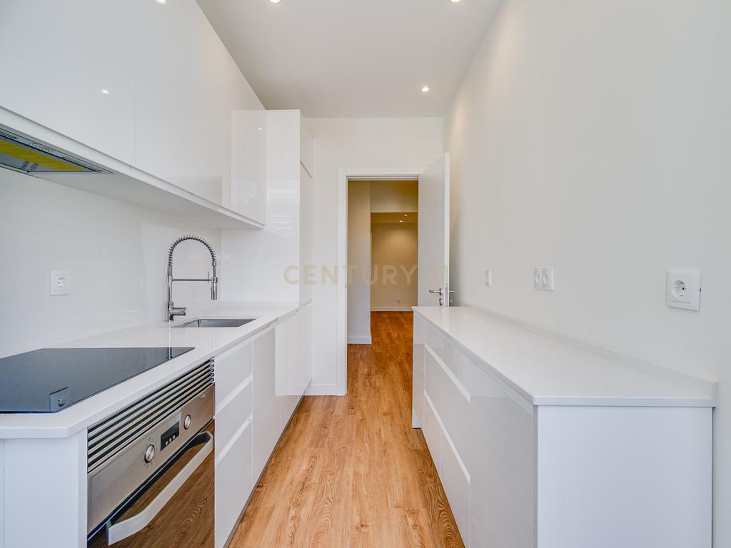 Apartamento T2 Remodelado em São Domingos de Benfica, Lisboa - Image 1