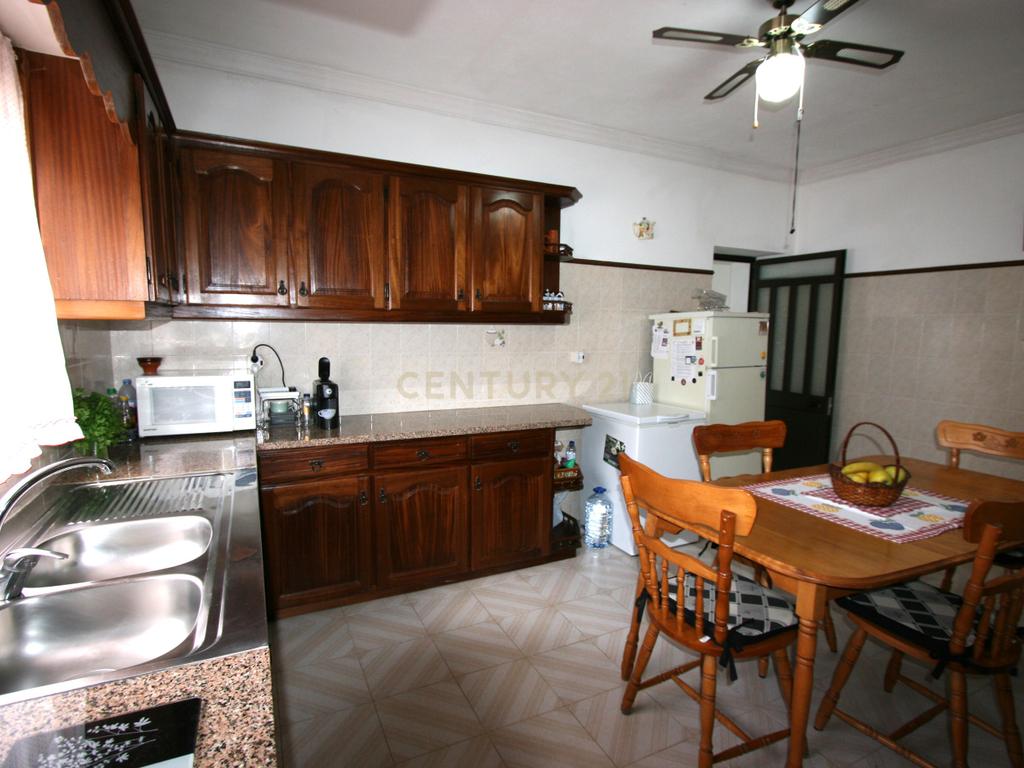 Propriedade de estilo tradicional T3+1, anexo e lote de 8080 m2 em Portela, São Bartolomeu de Messines - Image 12