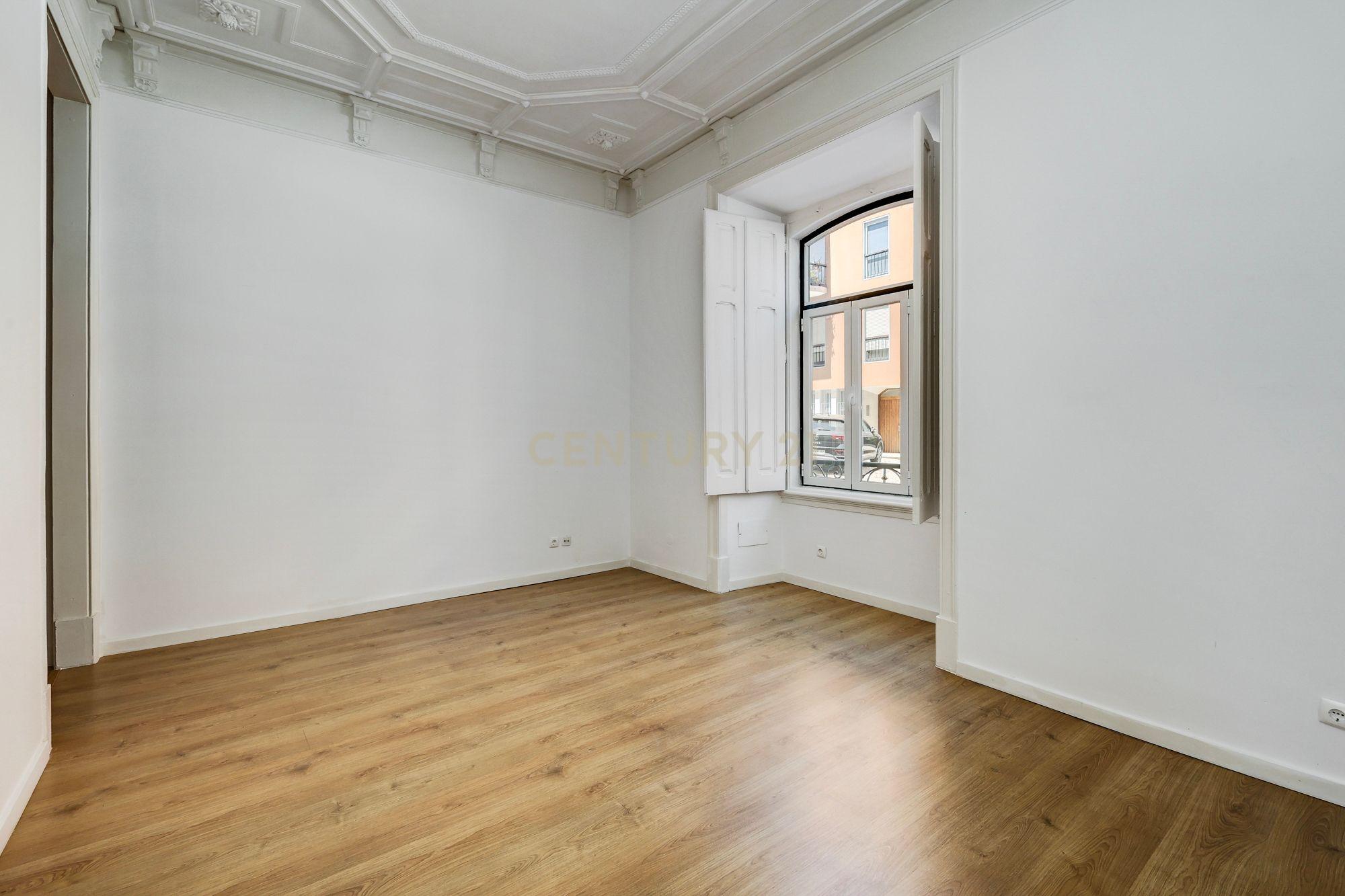 Fotografia 10 de Arrendamento de Apartamento T3, Renovado, na Lapa - Estrela