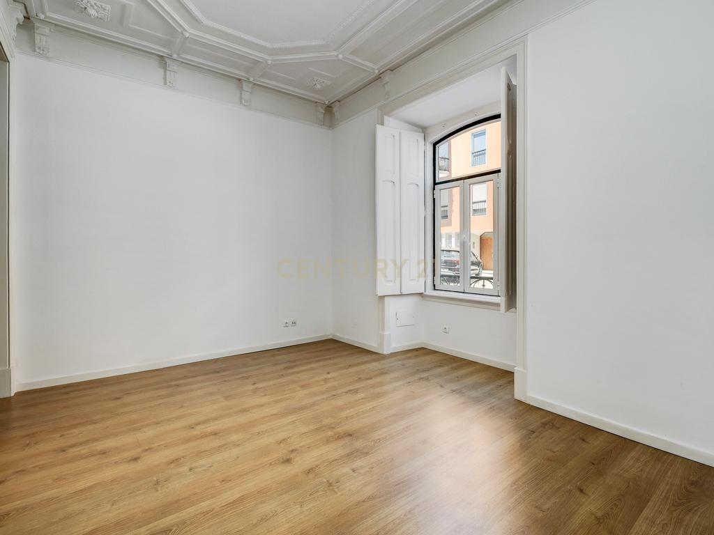 Arrendamento de Apartamento T3, Renovado, na Lapa - Estrela - Image 10