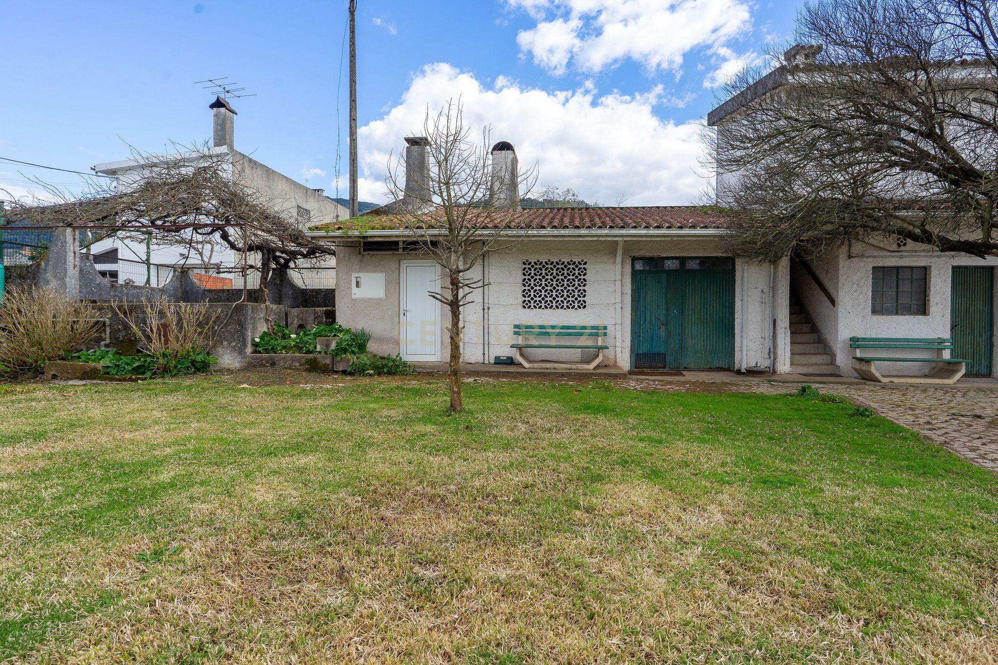 Moradia T5 com varanda coberta,terraço,piscina,jardim,poço,anexo e telheiro numa localização privilegada no centro de Lousã - Image 61