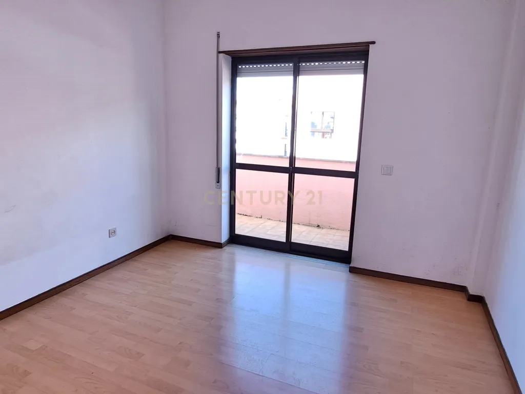 Apartamento T4 Duplex com 133m2 Montijo. - Image 13