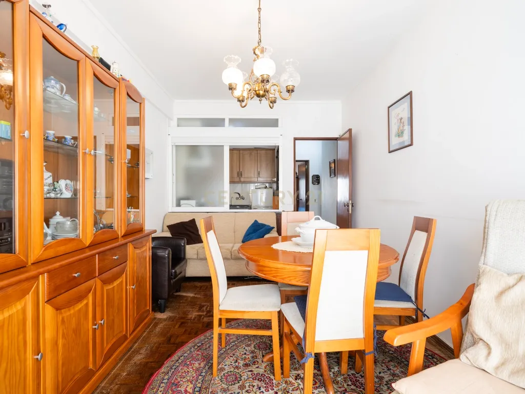 Apartamento T2 em Linda-a Velha - Excelente Localização com Garagem - Image 2