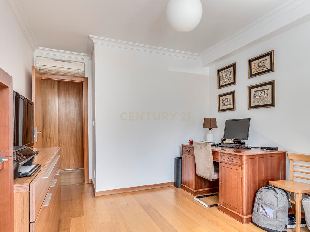 Apartamento T4 em Alfragide com Vista e Excelentes Acabamentos - Image 27