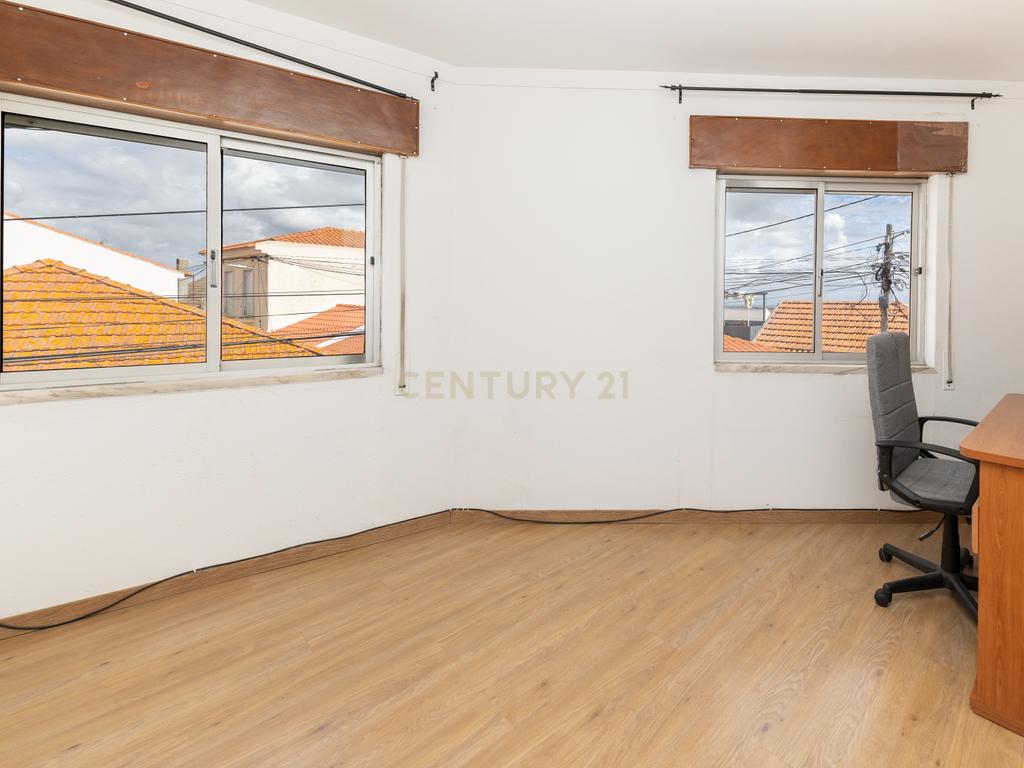 Moradia T3 na Quinta do Anjo com Vista Panorâmica e Garagem - Image 39