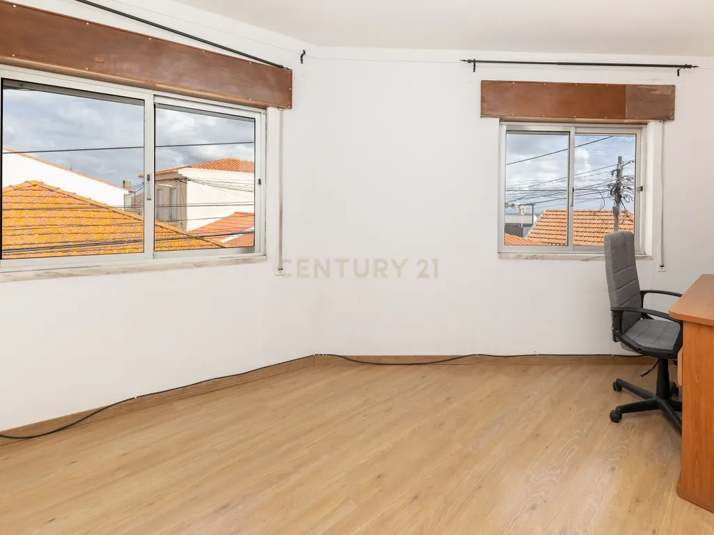 Moradia T3 na Quinta do Anjo com Vista Panorâmica e Garagem - Image 39