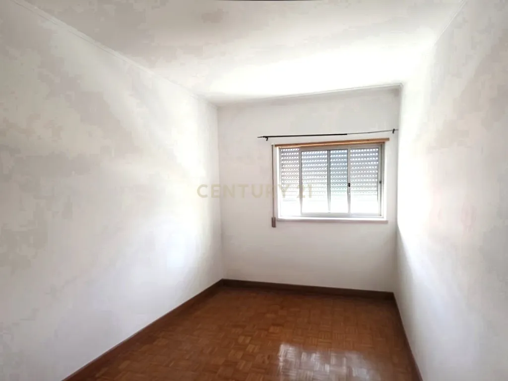 Apartamento T2 no Pragal / Monte Caparica com 2 elevadores e ótimo acesso de entrada ( mobilidade reduzida ) próximo da fertagus no Pragal e Praias - Image 12