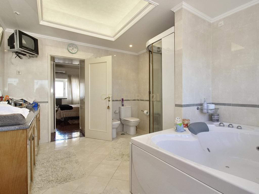 Apartamento T6 com Terraço e Vista 360º em Campolide - 314m² - Image 14