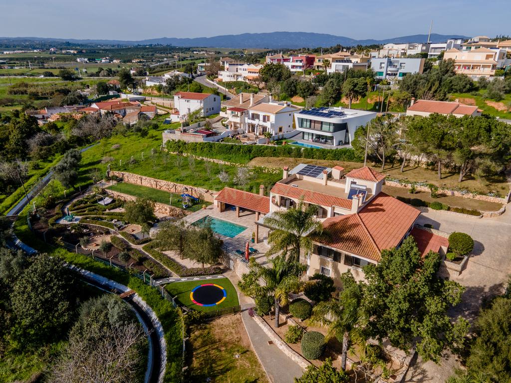 ESPETACULAR MORADIA COM PISCINA, GARAGEM, JARDIM E TERRENO - Image 1