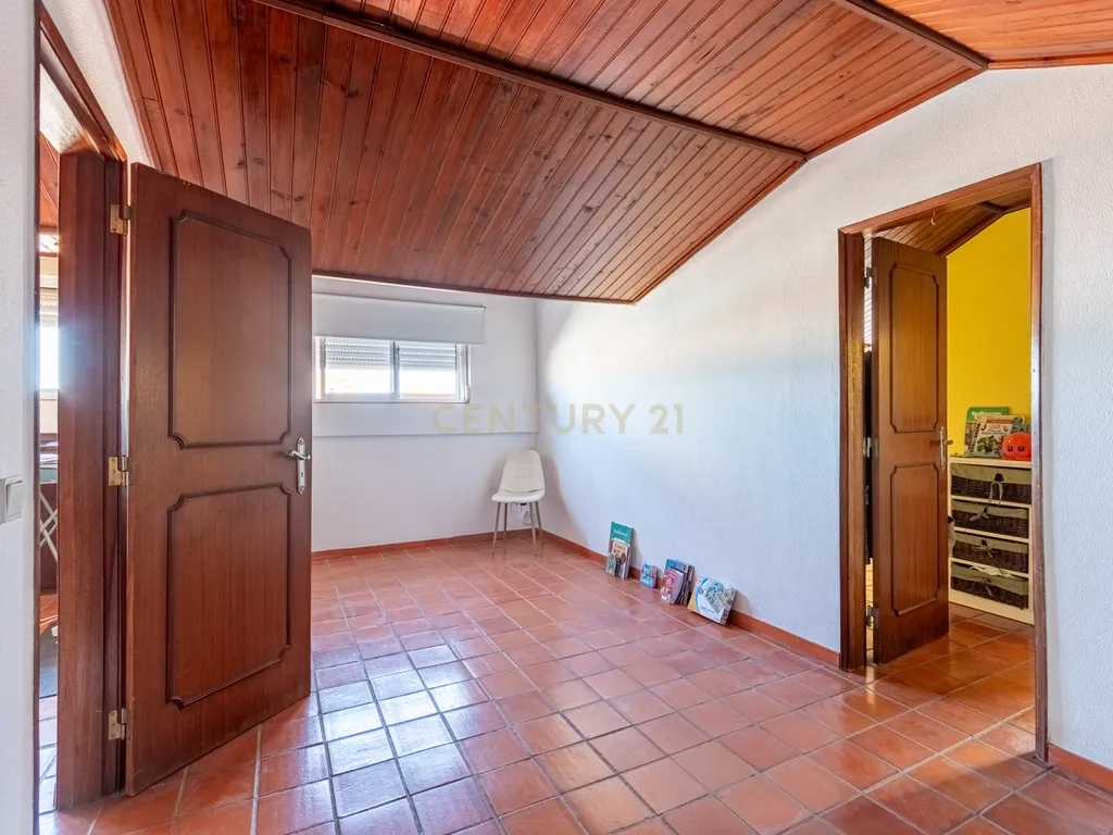 Apartamento T3 com Vista Panorâmica no Montijo - Image 13