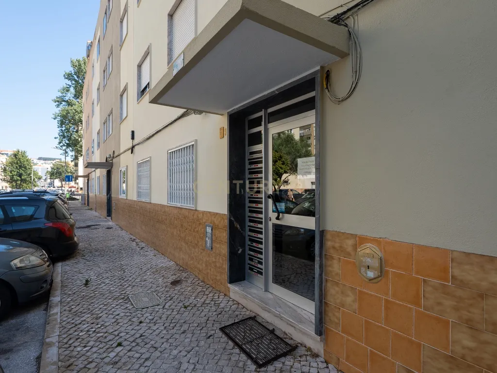 T1 em Odivelas com Parqueamento | Localização Privilegiada junto às Colinas do Cruzeiro - Image 2