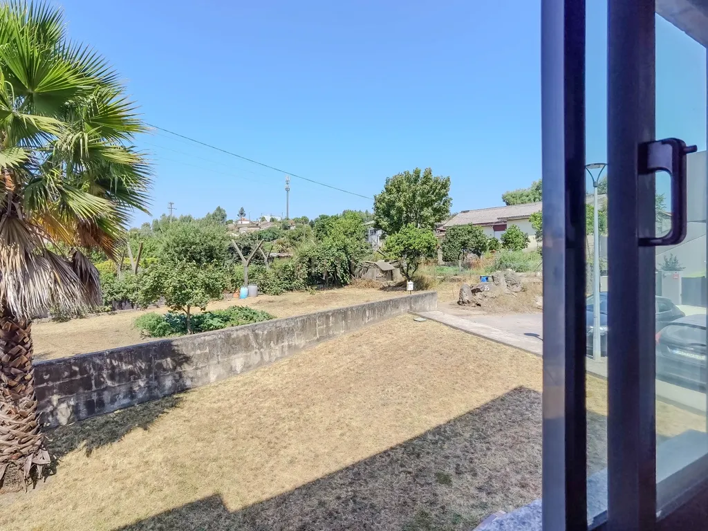 Apartamento T2 com Garagem e Arrumos — Coronado, São Mamede - Image 18