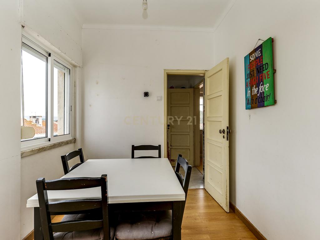 Moradia bifamiliar T4+1 em Pinheiro de Loures, com vistas desafogadas, jardim, pátio, varanda e terraço - Image 8