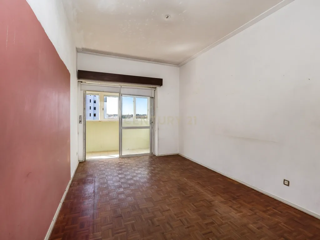 Apartamento T4 com 129 m² e estacionamento — Calçada do Tojal, oportunidade para remodelação total - Image 6