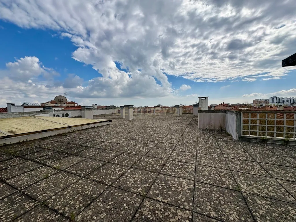 Apartamento T3 com 2 Estacionamentos e Arrecadação no Centro de Mem Martins - Image 33